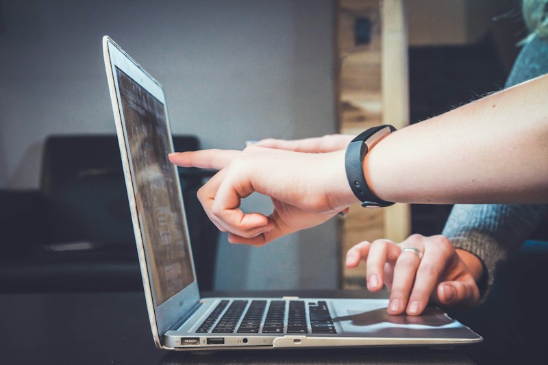 People sharing a digital screen to understand information together